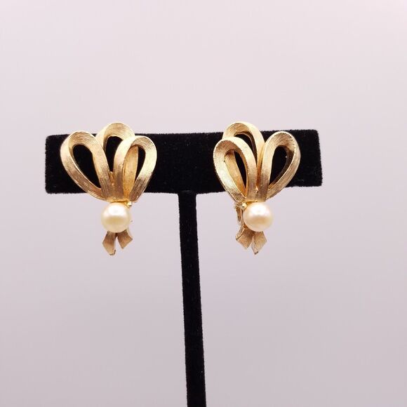 Vintage Earrings Clip On Gold Tone Brushed Textured Ribbon Faux Pearl - Picture 1 of 5